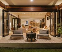 Villa The Beach Villa Cemagi, Sala de estar en la noche